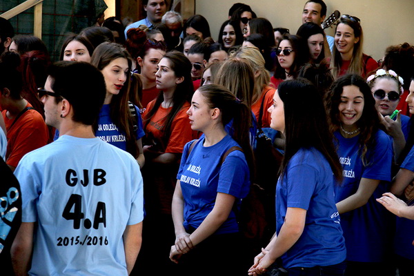 Zadarski maturanti donirali brašno Socijalnoj samoposluzi Zadarski maturanti donirali brašno Socijalnoj samoposluzi