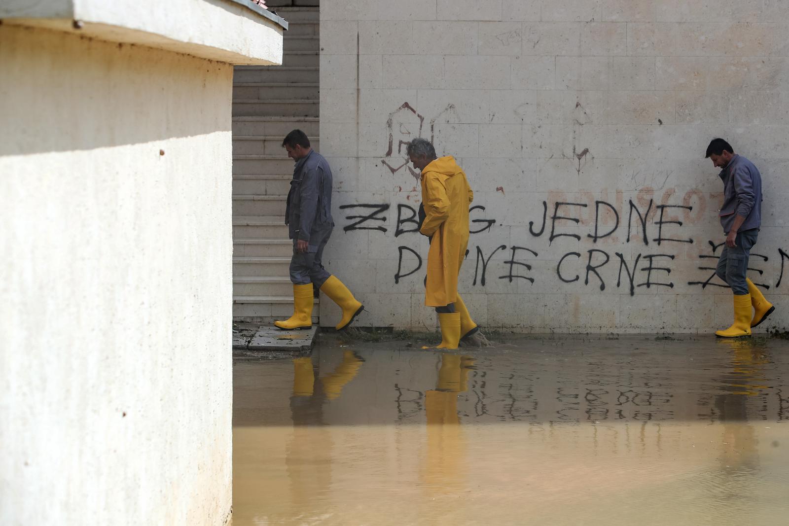 Obrovac: Poplava se polako povlači, stanovnici spašavaju stvari iz domova