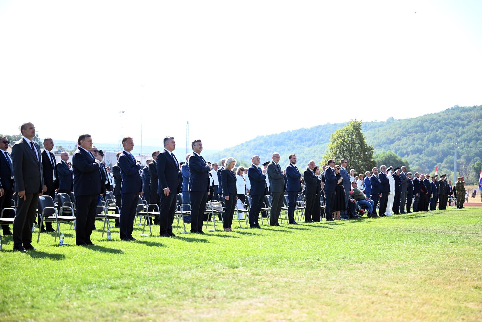 Knin: Zoran Milanović i Andrej Plenković zajedno u prvom redu na obljetnici Oluje Knin: Zoran Milanović i Andrej Plenković zajedno u prvom redu na obljetnici Oluje