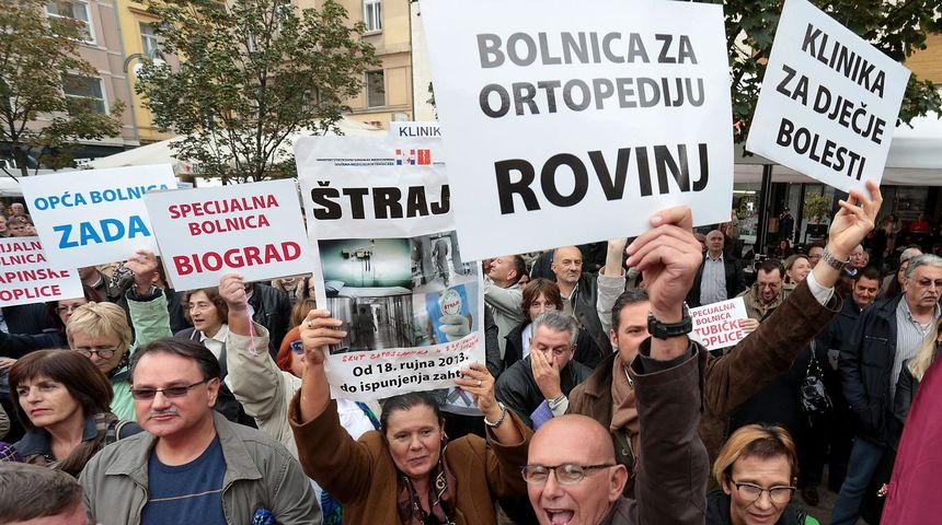 2013. Zagreb: Na Cvjetnom trgu održan veliki prosvjed liječnika koji žele ukazati na loše stanje u zdravstvu 2013. Zagreb: Na Cvjetnom trgu održan veliki prosvjed liječnika koji žele ukazati na loše stanje u zdravstvu