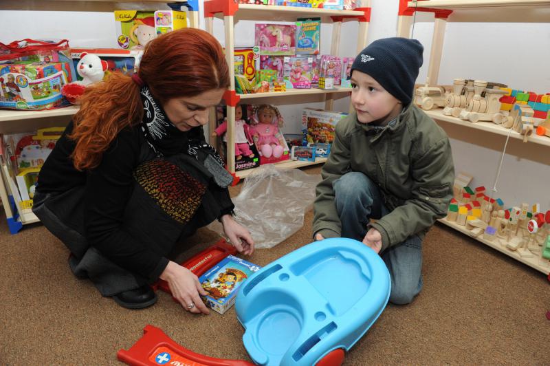 05.02.2014., Knin – Po prvi puta je u gradu otvorena je besplatna knjiznica djecjih igracaka. Projekt su osmislile clanice Ekoudruga Krka-Knin na celu sa Ingom Kukolj i Marijom Ujakovic. Jedini uvjet za uclanjenje u knjiznicu je da djeca donesu neku svo