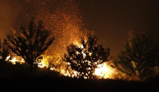 Sitno Donje i Gornje – Veliki pozar planuo je oko 19.30 na Mosoru. Vatra je izbila kod starog kamenoloma i igralista kod mjesta Sitno Donje. Na pozariste su prvo izasli vatrogsci iz DVD-a Zrnovnica a potom su angazirane gotovo sve postrojbe od Trogira do