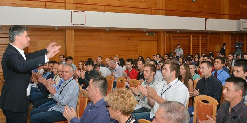 Topusko – Predsjednik SDP-a Zoran Milanovic na 9. konvenciji Foruma mladih SDP-a. Photo: Nikola Cutuk/PIXSELL