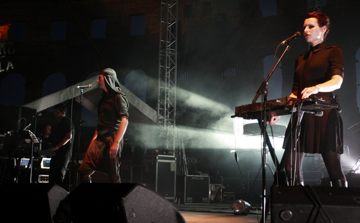 Pula, 180811.
Arena Fest 2011.
Na kraju koncertne sezone u pulskoj Areni na Arena Festu nastupaju tri europska benda: Apocalyptica, Guano Apes i Laibach.
Na slici: nastup Laibacha.
Foto: Goran Sebelic / CROPIX Pula, 180811.
Arena Fest 2011.
Na kraju koncertne sezone u pulskoj Areni na Arena Festu nastupaju tri europska benda: Apocalyptica, Guano Apes i Laibach.
Na slici: nastup Laibacha.
Foto: Goran Sebelic / CROPIX