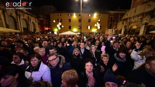 Tisuće Zadrana uživalo na krcatom Narodnom trgu i Tgu Petra Zoranića uz Tomislava Bralića i klapu Intrade Tisuće Zadrana uživalo na krcatom Narodnom trgu i Tgu Petra Zoranića uz Tomislava Bralića i klapu Intrade