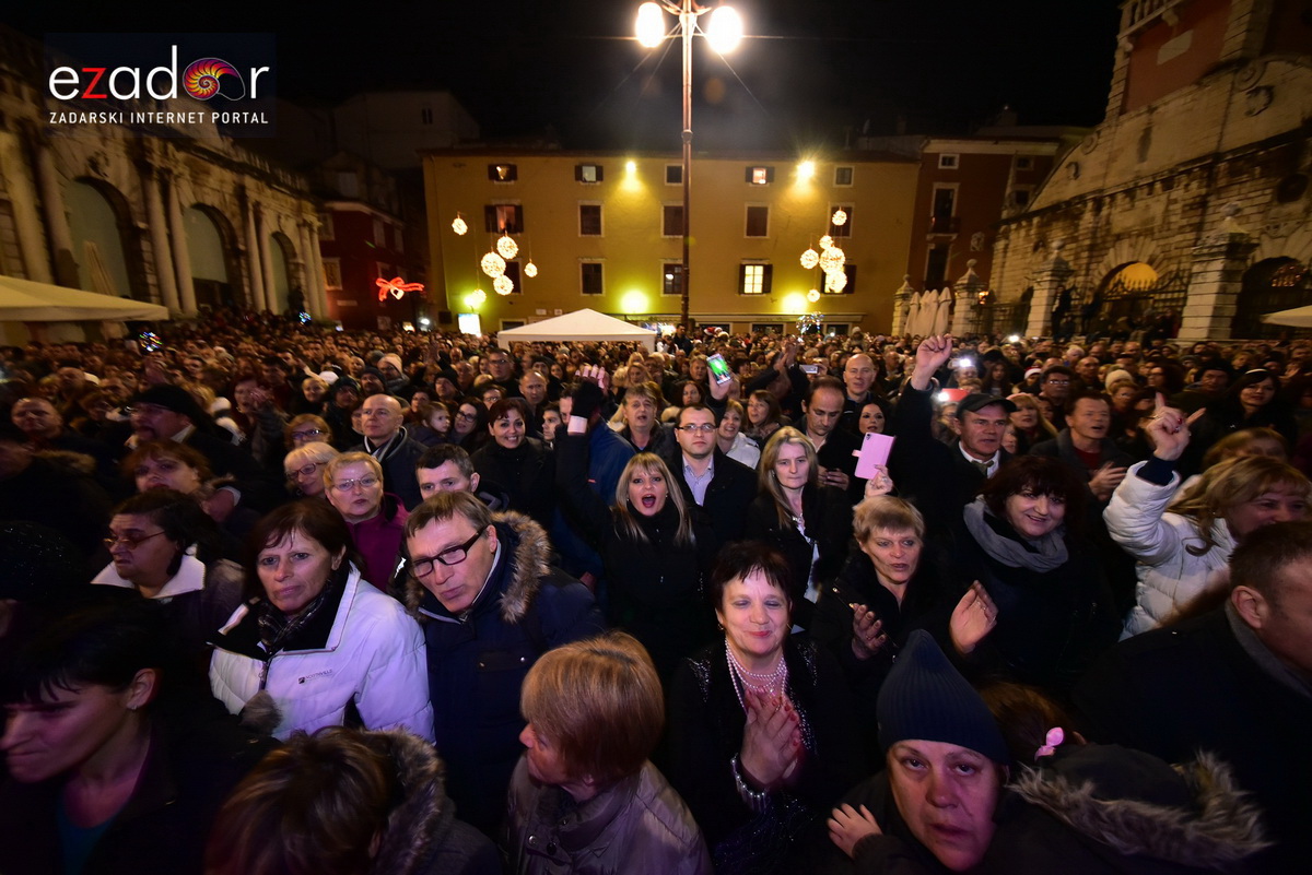 Tisuće Zadrana uživalo na krcatom Narodnom trgu i Tgu Petra Zoranića uz Tomislava Bralića i klapu Intrade Tisuće Zadrana uživalo na krcatom Narodnom trgu i Tgu Petra Zoranića uz Tomislava Bralića i klapu Intrade
