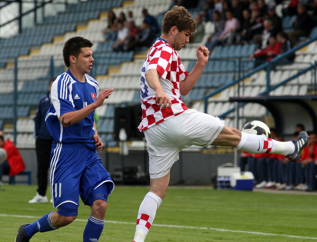 Varazdin, 190510.
Na gradskom stadionu u Varazdinu igra se kvalifikacijska utakmica za europsko prvenstvo U-21 izmedju reprezentacija Hrvatske i Slovacke.
Na slici: Duris Michal i Tomislav Barbaric.
Foto: Andrej Svoger / CROPIX