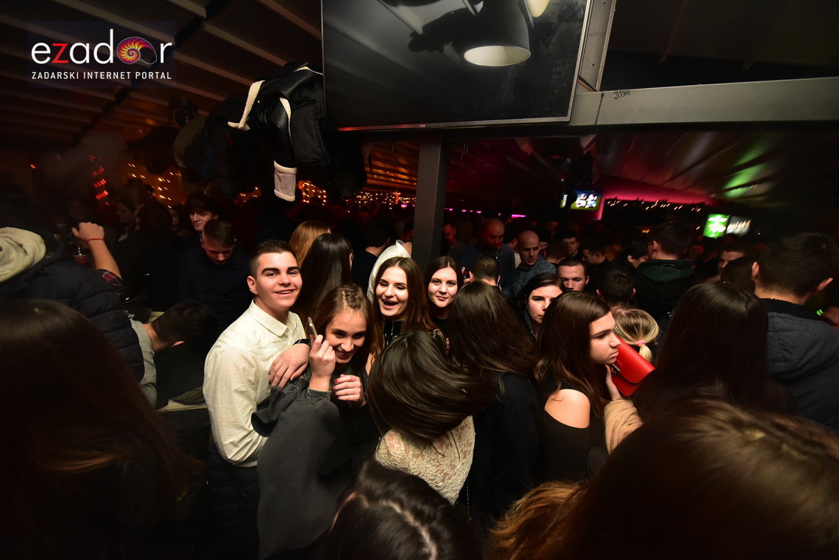 Tisuće Zadrana uživalo na krcatom Narodnom trgu i Tgu Petra Zoranića uz Tomislava Bralića i klapu Intrade Tisuće Zadrana uživalo na krcatom Narodnom trgu i Tgu Petra Zoranića uz Tomislava Bralića i klapu Intrade