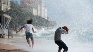 Zadar, 260812
Olujno nevrijeme sa jakim zapadnim vjetrom zahvatilo je u ranim popodnevnim satima zadarsko podrucje na radost brojnih turista i Zadrana koji su uzivali u prekrasnim prizorima, ali isto tako i na nesrecu mnogih nauticara kojima je ovakva olu