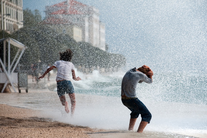 Zadar, 260812
Olujno nevrijeme sa jakim zapadnim vjetrom zahvatilo je u ranim popodnevnim satima zadarsko podrucje na radost brojnih turista i Zadrana koji su uzivali u prekrasnim prizorima, ali isto tako i na nesrecu mnogih nauticara kojima je ovakva olu