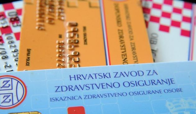 Zdravstvena iskaznica i kartica dopunskog osiguranja. Photo: Dusko Jaramaz/PIXSELL