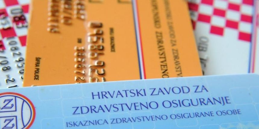 Zdravstvena iskaznica i kartica dopunskog osiguranja. Photo: Dusko Jaramaz/PIXSELL