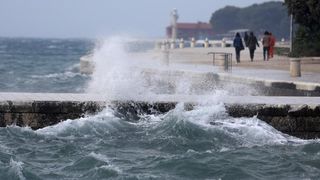 Zadar: Surferi uživaju u valovima koje je prouzročilo snažno jugo, Photo: Filip Brala/PIXSELL