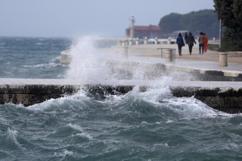 Zadar: Surferi uživaju u valovima koje je prouzročilo snažno jugo, Photo: Filip Brala/PIXSELL