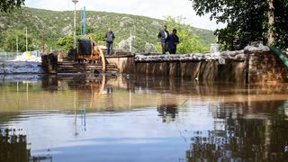 Obrovac: Poplava se polako povlači, stanovnici spašavaju stvari iz domova