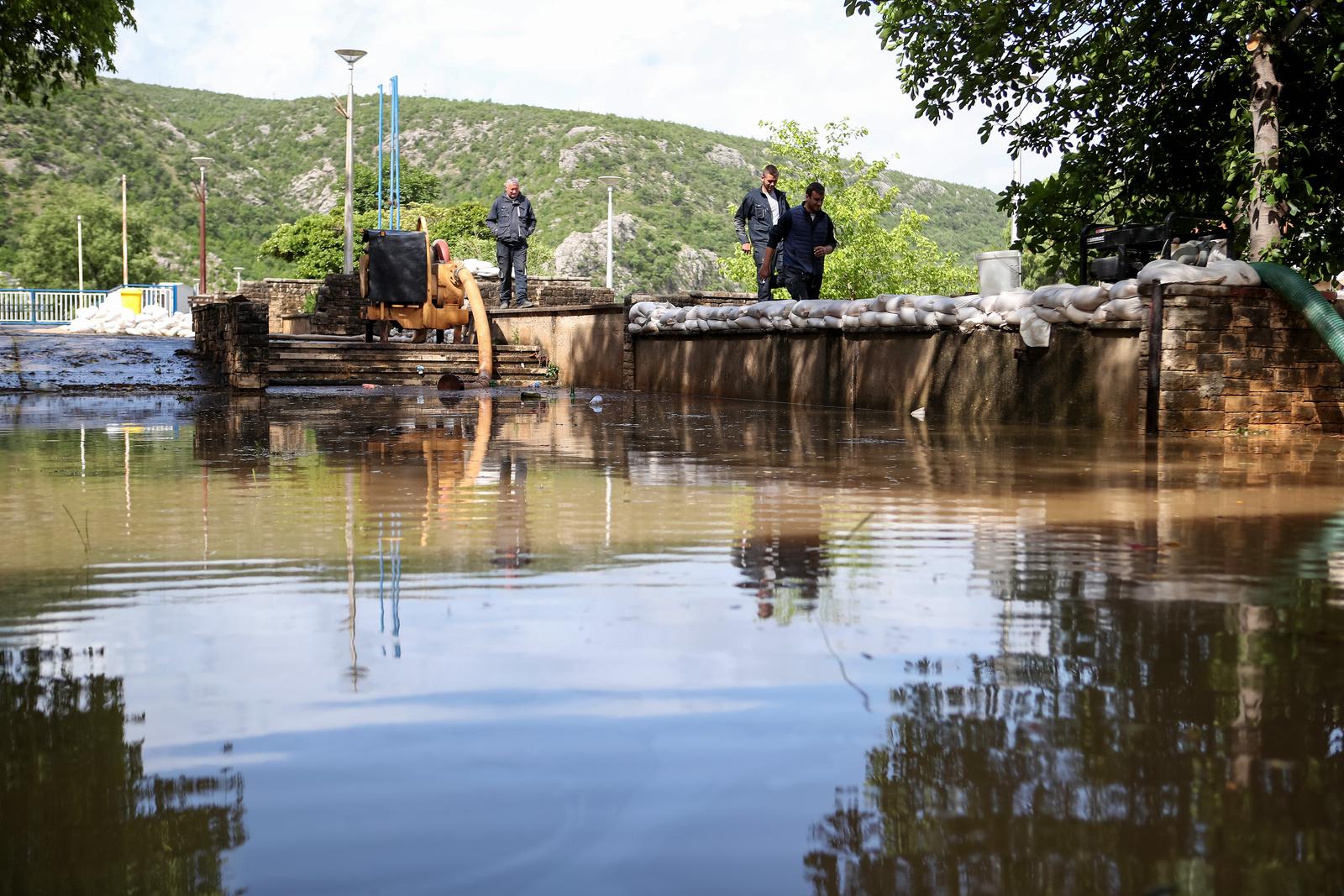Obrovac: Poplava se polako povlači, stanovnici spašavaju stvari iz domova