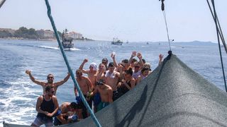 Tunuara 2016 – defile ribarica, spremanje brudeta, demonstracija ribarske vještine i koncert Zorica Kondža. Foto: TZ općine Kali/Adam Vidas Tunuara 2016 – defile ribarica, spremanje brudeta, demonstracija ribarske vještine i koncert Zorica Kondža. Foto: TZ općine Kali/Adam Vidas