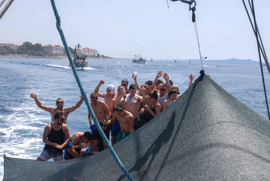 Tunuara 2016 – defile ribarica, spremanje brudeta, demonstracija ribarske vještine i koncert Zorica Kondža. Foto: TZ općine Kali/Adam Vidas Tunuara 2016 – defile ribarica, spremanje brudeta, demonstracija ribarske vještine i koncert Zorica Kondža. Foto: TZ općine Kali/Adam Vidas