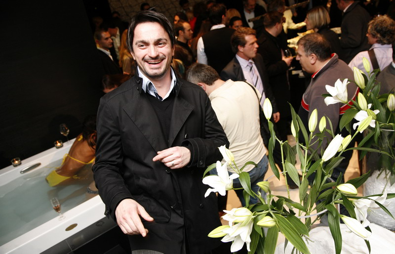 Na slici: Josko Cagalj Jole; Domjenak za novinare i goste povodom otvorenja salona kupaonske galanterije Art interijera u tornju poslovnog centra Almeria na Vukovarskoj ulici. Okupljeni su imali priliku vidjeti atraktivnu prezentaciju Aleksandre Grdic i M Na slici: Josko Cagalj Jole; Domjenak za novinare i goste povodom otvorenja salona kupaonske galanterije Art interijera u tornju poslovnog centra Almeria na Vukovarskoj ulici. Okupljeni su imali priliku vidjeti atraktivnu prezentaciju Aleksandre Grdic i M