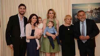 Hrvatska se sjeća košarkaške legende Krešimira Ćosića koji nas je prerano napustio prije 20 godina. Svečanom večerom u Falkensteinerovom hotelu Iadera u Petrčanima, obitelj Krešimira Ćosića – supruga Ljerka, kćerke Ana i Iva te sin Petar Krešimir, brojni Hrvatska se sjeća košarkaške legende Krešimira Ćosića koji nas je prerano napustio prije 20 godina. Svečanom večerom u Falkensteinerovom hotelu Iadera u Petrčanima, obitelj Krešimira Ćosića – supruga Ljerka, kćerke Ana i Iva te sin Petar Krešimir, brojni