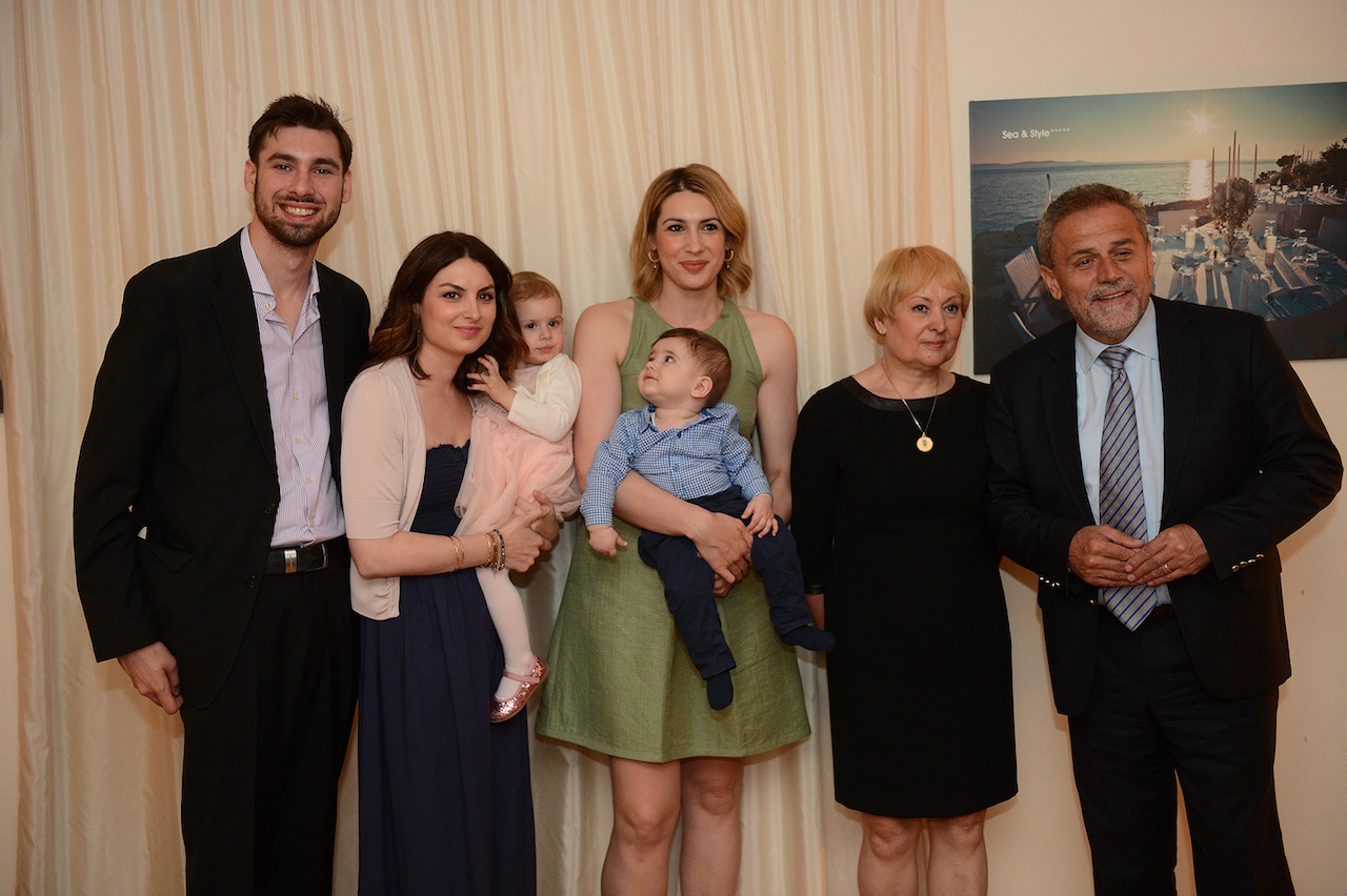 Hrvatska se sjeća košarkaške legende Krešimira Ćosića koji nas je prerano napustio prije 20 godina. Svečanom večerom u Falkensteinerovom hotelu Iadera u Petrčanima, obitelj Krešimira Ćosića – supruga Ljerka, kćerke Ana i Iva te sin Petar Krešimir, brojni Hrvatska se sjeća košarkaške legende Krešimira Ćosića koji nas je prerano napustio prije 20 godina. Svečanom večerom u Falkensteinerovom hotelu Iadera u Petrčanima, obitelj Krešimira Ćosića – supruga Ljerka, kćerke Ana i Iva te sin Petar Krešimir, brojni