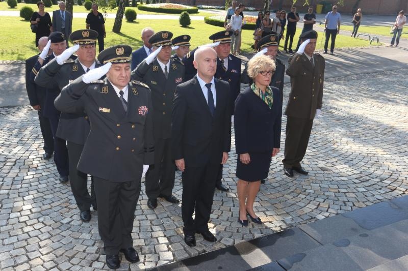 Mirogoj, Predrag Matic, polaganje vijenaca, Gordana Sobol, Drago Lovric, Dan domovinske zahvalnosti Mirogoj, Predrag Matic, polaganje vijenaca, Gordana Sobol, Drago Lovric, Dan domovinske zahvalnosti