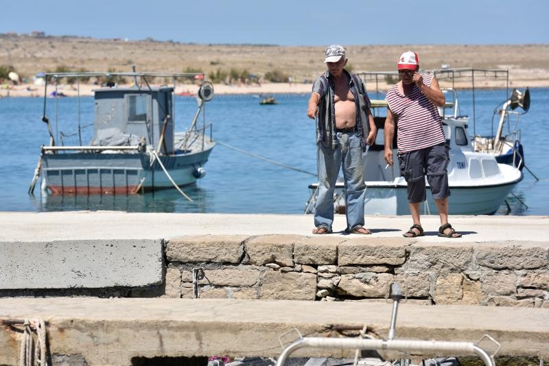 Ražančani saniraju štete nakon orkanske bure. Photo: Dino Stanin/PIXSELL