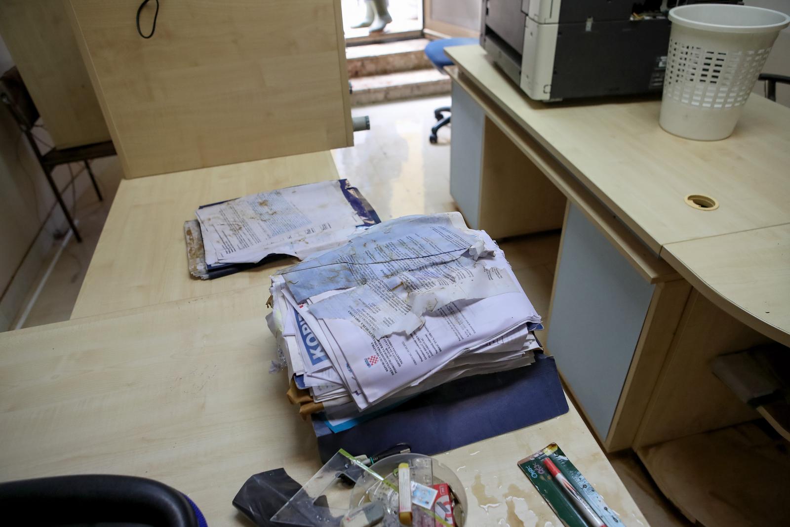 Obrovac: Poplava se polako povlači, stanovnici spašavaju stvari iz domova