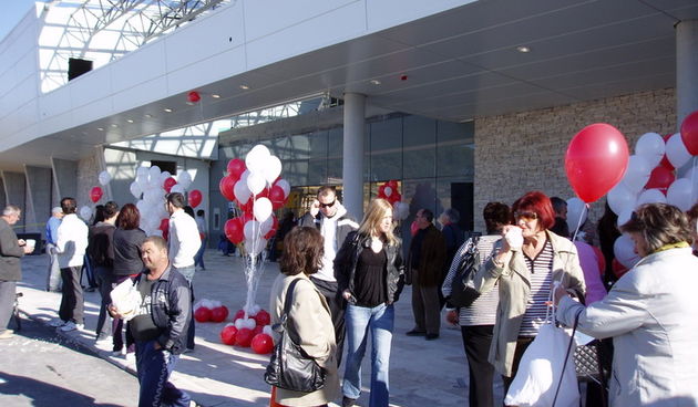 Zadar, 281010
Zadarski shoping centar Supernova je umjesto najavljenog otvaranja u cetvrtak onima koji su dosli dijelio balone i kobasice. Otvorenje je odgodjenjo jer grad nije dao uporabnu dozvolu.
Foto: Edvard Sprljan / Cropix