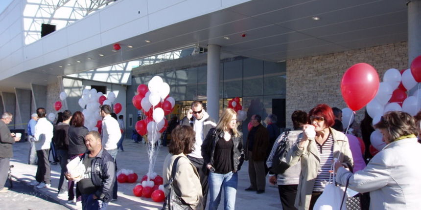 Zadar, 281010
Zadarski shoping centar Supernova je umjesto najavljenog otvaranja u cetvrtak onima koji su dosli dijelio balone i kobasice. Otvorenje je odgodjenjo jer grad nije dao uporabnu dozvolu.
Foto: Edvard Sprljan / Cropix