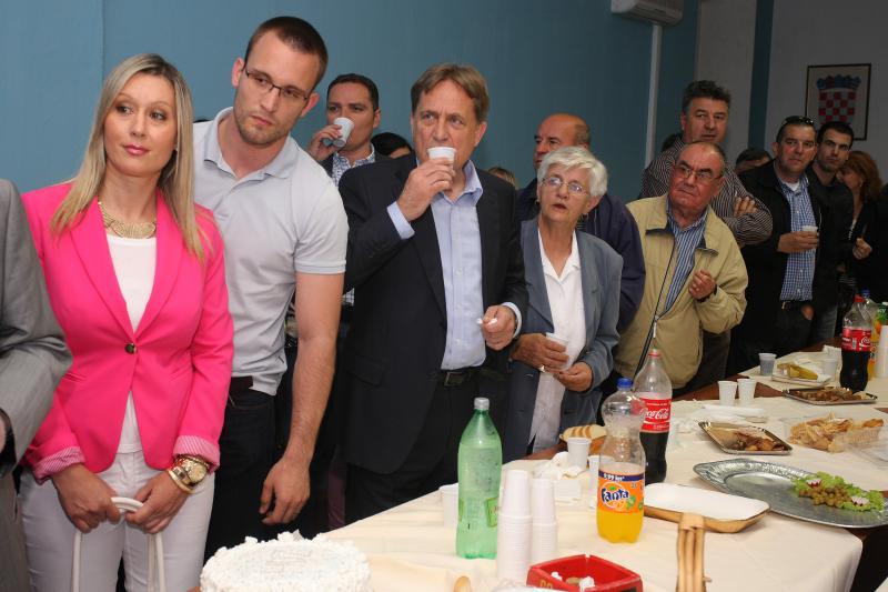 Nakon objave prvih izbornih rezultata nastalo je slavlje u stožeru HDZ-a i kolacijskih partnera. Slavila se pobjeda Božidara Kalmete, novog gradonačelnika Zadra, te pobjeda Stipe Zrilića, novog/satog župana Zadarske županije. Photo: Dino Stanin/PIXSELL Nakon objave prvih izbornih rezultata nastalo je slavlje u stožeru HDZ-a i kolacijskih partnera. Slavila se pobjeda Božidara Kalmete, novog gradonačelnika Zadra, te pobjeda Stipe Zrilića, novog/satog župana Zadarske županije. Photo: Dino Stanin/PIXSELL