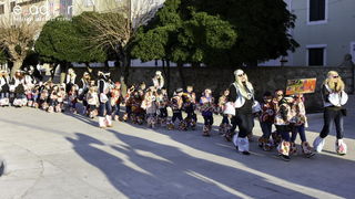 Paški zimski karneval 2018: Karnevalska povorka prošla ulicama grada do Pijace