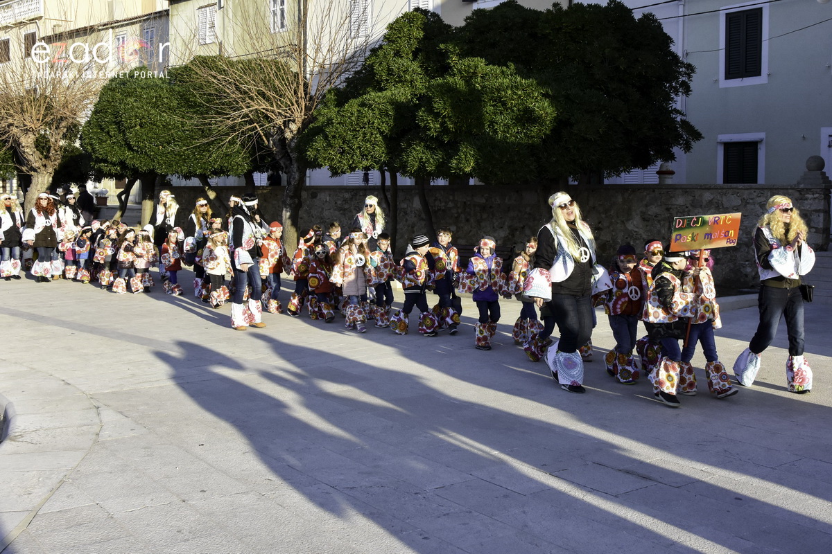 Paški zimski karneval 2018: Karnevalska povorka prošla ulicama grada do Pijace