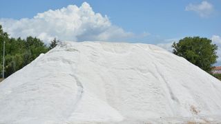 Nin – Povijesni gradic Nin pokraj Zadra za svoju prepoznatljivost ima nadaleko poznatu i najstariju hrvatsku solanu. Pod geslom “Prica o soli…” i dan danas se sol proizvodi na tradicionalan nacin. Photo: Damir Spehar/PIXSELL Nin – Povijesni gradic Nin pokraj Zadra za svoju prepoznatljivost ima nadaleko poznatu i najstariju hrvatsku solanu. Pod geslom “Prica o soli…” i dan danas se sol proizvodi na tradicionalan nacin. Photo: Damir Spehar/PIXSELL