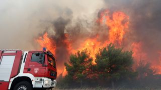 Lozovac: veliki požar zaprijetio kućama, kopnenim snagama pridružila se četiri kanadera Lozovac: veliki požar zaprijetio kućama, kopnenim snagama pridružila se četiri kanadera