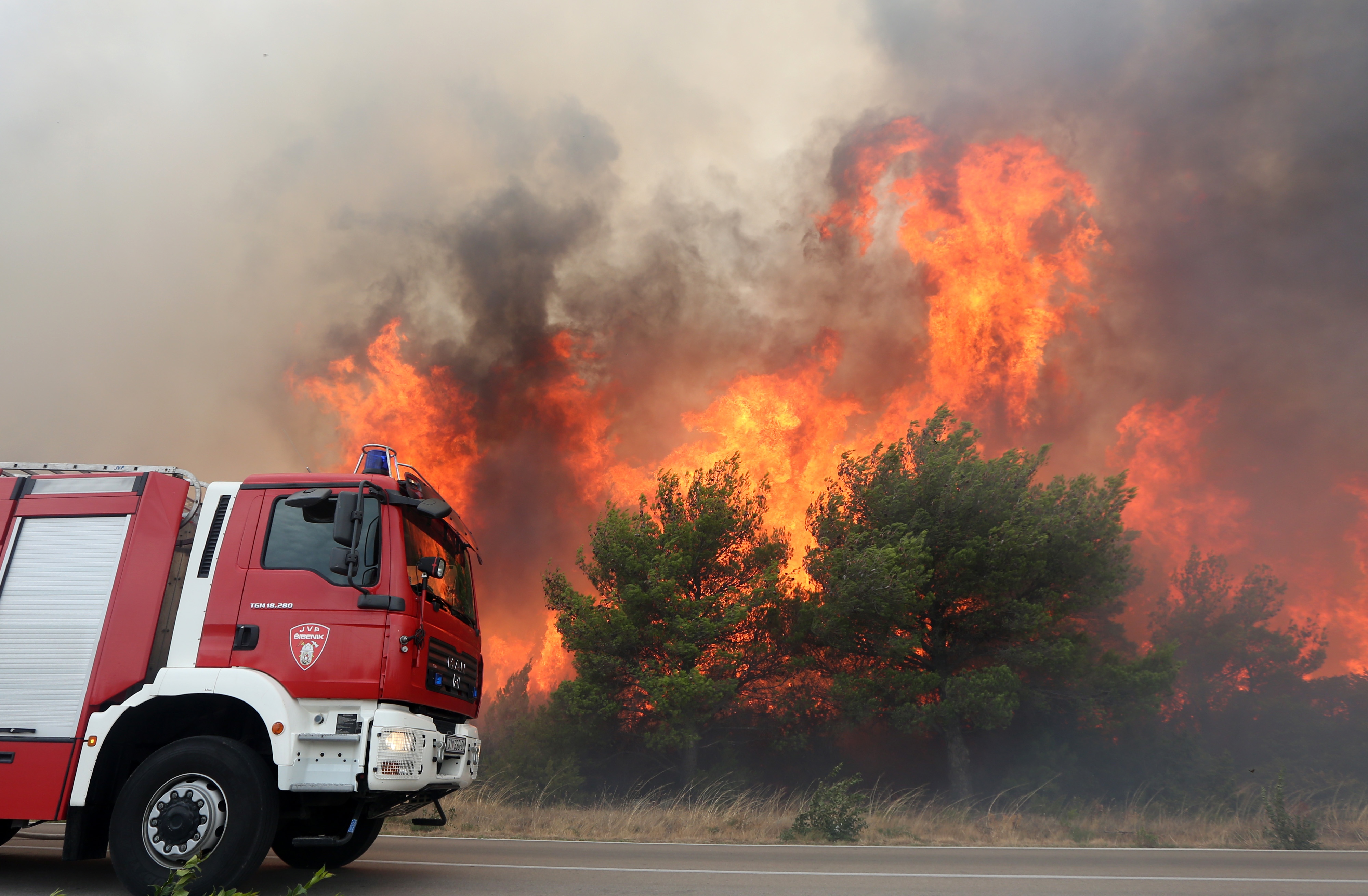 Lozovac: veliki požar zaprijetio kućama, kopnenim snagama pridružila se četiri kanadera Lozovac: veliki požar zaprijetio kućama, kopnenim snagama pridružila se četiri kanadera