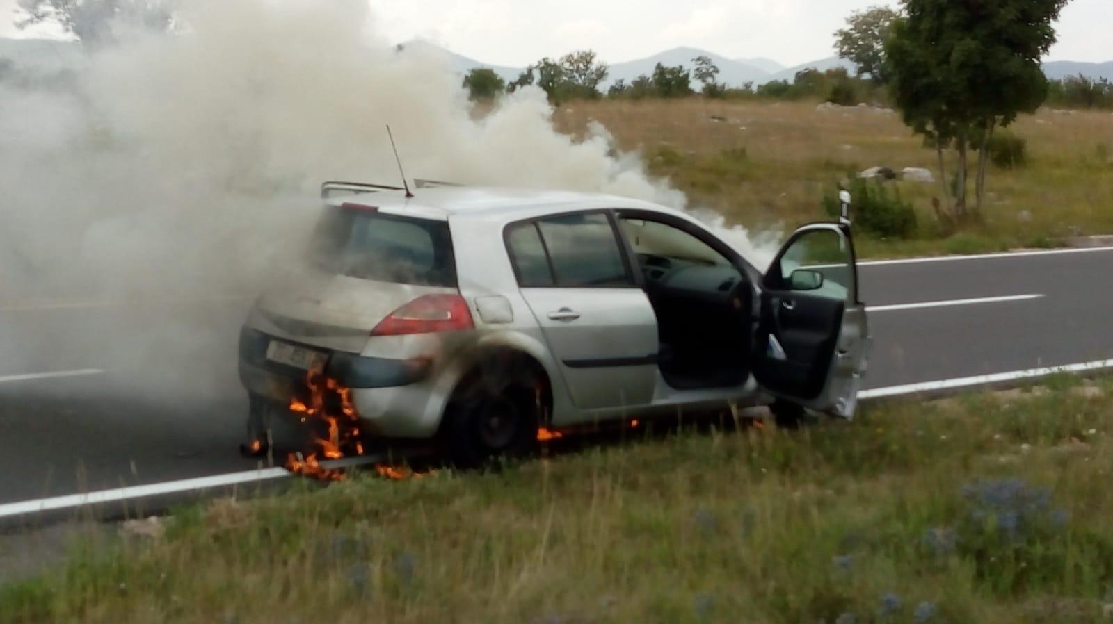 Kod Gračaca u vožnji se zapalio Renault i u potpunosti izgorio Kod Gračaca u vožnji se zapalio Renault i u potpunosti izgorio