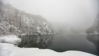 Zimska idila na snijegom prekrivenim Plitvičkim jezerima Zimska idila na snijegom prekrivenim Plitvičkim jezerima