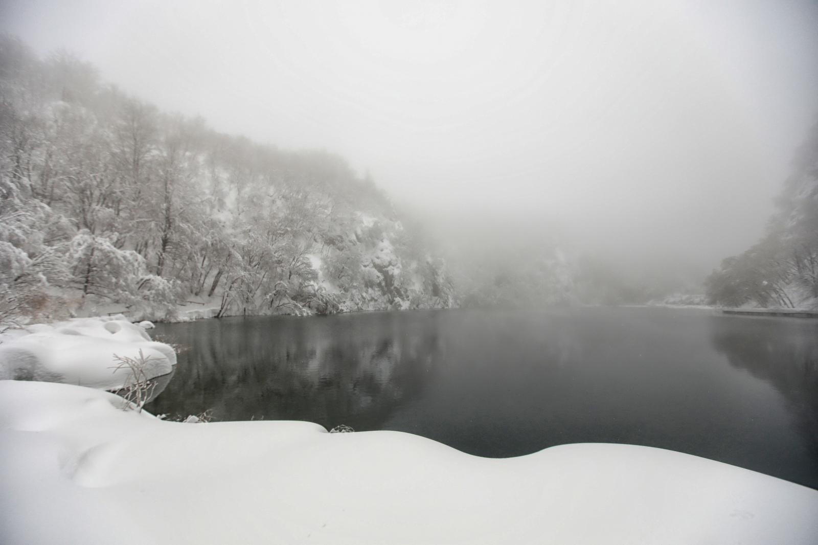 Zimska idila na snijegom prekrivenim Plitvičkim jezerima Zimska idila na snijegom prekrivenim Plitvičkim jezerima