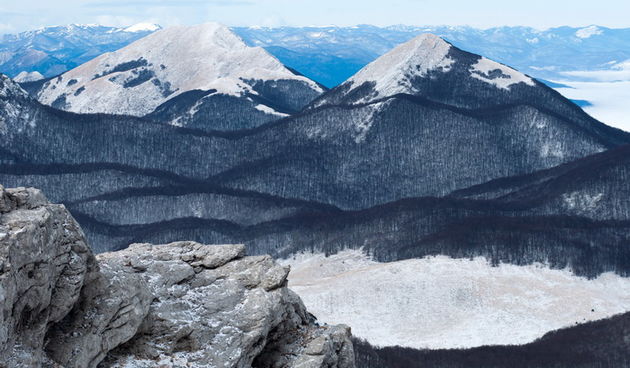 Velebit, 181211.
Nacionalni park Paklenica, juzni Velebit, podrucje Viserujna i Buljme. Pad temperatura i snijeg donio je prvi put ove zime pravi zimski ugodjaj na Velebitu.
Na fotografiji: u daljini lijevo se bijeli Zavizan, a jos dalje u sredini se vidi