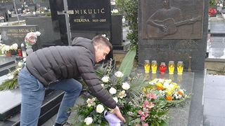 Zadarski studenti na Mirogoju odali počast Tomislavu Ivčiću Zadarski studenti na Mirogoju odali počast Tomislavu Ivčiću