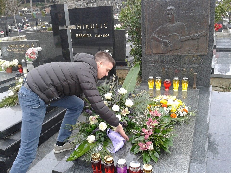 Zadarski studenti na Mirogoju odali počast Tomislavu Ivčiću Zadarski studenti na Mirogoju odali počast Tomislavu Ivčiću