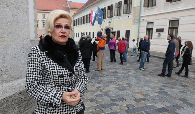 08.11.2013., Zagreb – Poznata zvizdacica Vesna Balenovic vec treci dan nastavlja prosvjed pred Banskim dvorima, zahtijevajuci da je se vrati na posao u Ini. Photo: Patrik Macek/PIXSELL