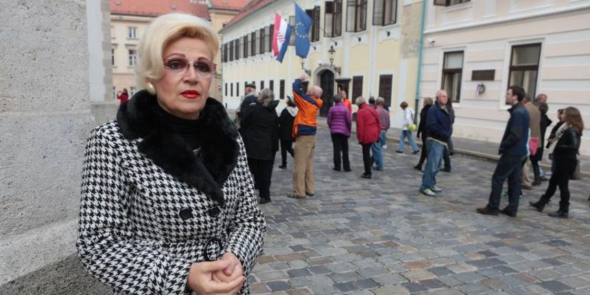 08.11.2013., Zagreb – Poznata zvizdacica Vesna Balenovic vec treci dan nastavlja prosvjed pred Banskim dvorima, zahtijevajuci da je se vrati na posao u Ini. Photo: Patrik Macek/PIXSELL 08.11.2013., Zagreb – Poznata zvizdacica Vesna Balenovic vec treci dan nastavlja prosvjed pred Banskim dvorima, zahtijevajuci da je se vrati na posao u Ini. Photo: Patrik Macek/PIXSELL