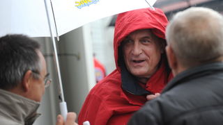 Zadar, 281110.
Povodom proslave 100 godina NK. Arbanasi, odigrana je nogometna utakmica izmedju veterana Nk. Arbanasi i veterana NK. Hajduk.
Na fotografiji: ministra Bozidara Kalmetu pozdravljaju sugradjani.
Foto: Andrija Lucic / CROPIX Zadar, 281110.
Povodom proslave 100 godina NK. Arbanasi, odigrana je nogometna utakmica izmedju veterana Nk. Arbanasi i veterana NK. Hajduk.
Na fotografiji: ministra Bozidara Kalmetu pozdravljaju sugradjani.
Foto: Andrija Lucic / CROPIX