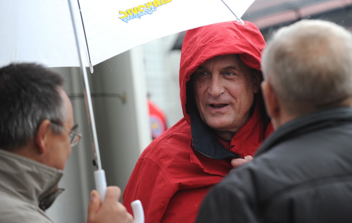 Zadar, 281110.
Povodom proslave 100 godina NK. Arbanasi, odigrana je nogometna utakmica izmedju veterana Nk. Arbanasi i veterana NK. Hajduk.
Na fotografiji: ministra Bozidara Kalmetu pozdravljaju sugradjani.
Foto: Andrija Lucic / CROPIX Zadar, 281110.
Povodom proslave 100 godina NK. Arbanasi, odigrana je nogometna utakmica izmedju veterana Nk. Arbanasi i veterana NK. Hajduk.
Na fotografiji: ministra Bozidara Kalmetu pozdravljaju sugradjani.
Foto: Andrija Lucic / CROPIX