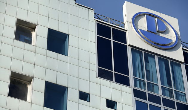 Zagreb, 160312.
U proizvodnom pogonu Plive u Prilazu Baruna Filipovica doslo je do pozara u kojem je ozlijedjeno devet osoba.
Postrojba vatrogasaca iz Plive ugasila je pozar.
Na slici: nakon pozara na zgradi Plive su otvoreni prozori
Foto: Dragan Matic /