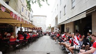 Navijači prate utakmicu Hrvatska – Engleska