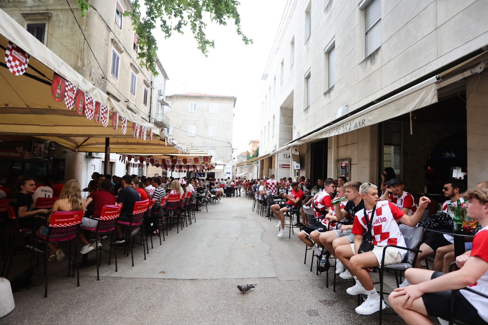 Navijači prate utakmicu Hrvatska – Engleska