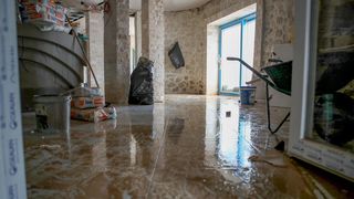 Obrovac: Poplava se polako povlači, stanovnici spašavaju stvari iz domova